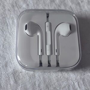 New in Packaging Apple Ear Pods with 3.5 mm Headphone Plug Built in Remote